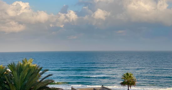 أجواء خريفية على شمال سيناء.. غيوم منخفضة وهواء عليل بسواحل البحر المتوسط