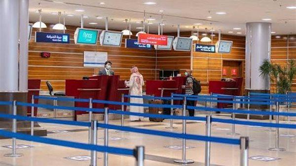 مطار تبوك: نقل كابتن طائرة فلاي دبي ومساعده إلى المستشفى لتلقي الرعاية الطبية