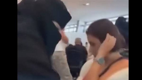 مشهد فرضه حادث فلاي دبي، طبيبة سعودية تعالج راكبة إسرائيلية (فيديو)