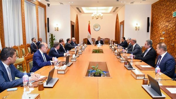 وزير الخارجية يعقد اجتماعا مع قيادات الوزارة لمتابعة تنفيذ التوجيهات الرئاسية بشأن الأزمات الإقليمية