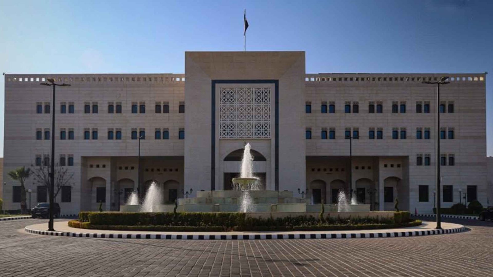 الحكومة تفتح دفاتر حساباتها.. 3.7 مليارات دولار تحت التدقيق