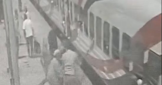 ناظر محطة طهطا ينقذ مسنا سقط بين القطار والرصيف أثناء محاولة ركوبه