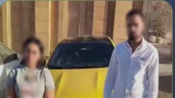 سار عكس الاتجاه وصدمه، ضبط قائد سيارة وفتاة بتهمة التعدي على عامل توصيل بالجيزة