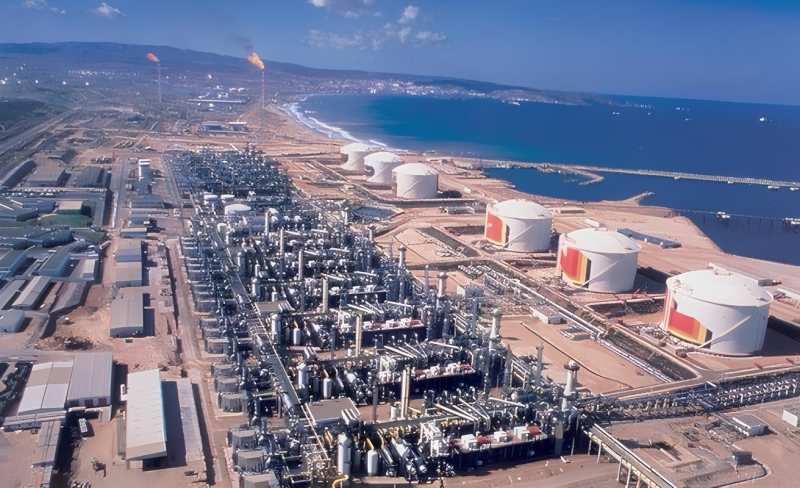 محطات إسالة الغاز في الجزائر.. منشآت ضخمة بطاقة 25.5 مليون طن سنويًا