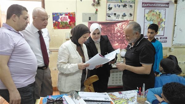 مديرة التعليم بالقاهرة تتابع اليوم الدراسي من داخل الفصول بمدارس عين شمس والسيدة زينب