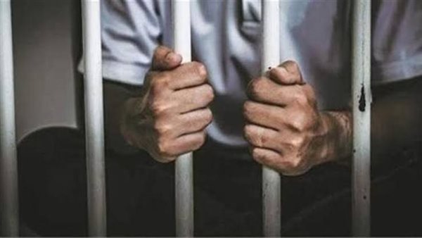 إحالة عاطل للمحاكمة بتهمة انتحال صفة طبيب نفسي بعين شمس