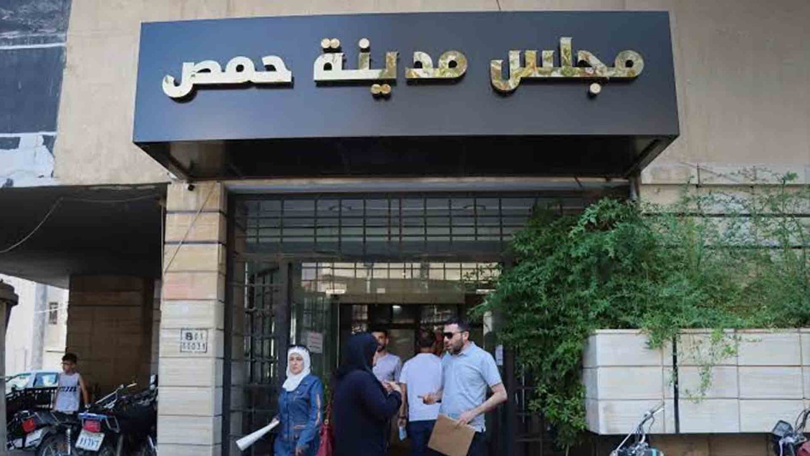 بعد فيديو موظفة حمص.. خبير لـ “الوطن”: المساءلة تبدأ من الفرد والإصلاح يبدأ من المؤسسة