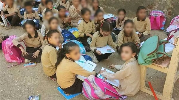 تلاميذ يفترشون الأرض لتلقي الحصص داخل مدرسة، و"تعليم الشرقية" ترد (صور)