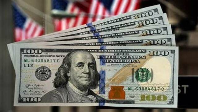 الدولار يقترب من أعلى مستوياته أمام اليورو بدعم النمو الأمريكي