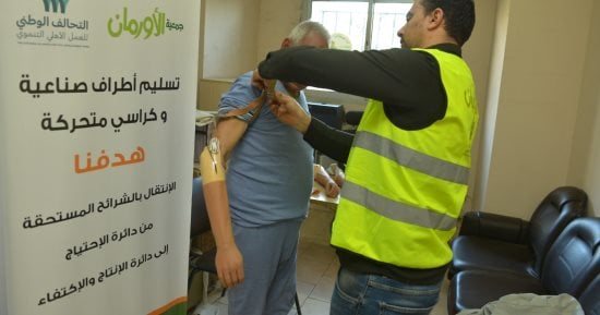 تسليم 161 جهازا تعويضيا وسماعة طبية للأسر الأولى بالرعاية فى سوهاج