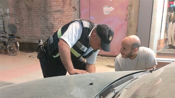 موقف إنساني، رجل مرور يساند أسرة تعطلت سيارتها بشكل مفاجئ في شبين الكوم (صور)
