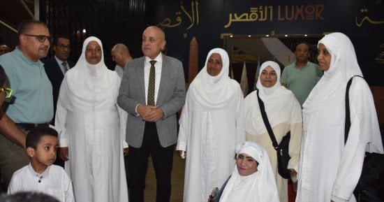 محافظ الأقصر يودع الفائزات بعمرة صندوق تحيا مصر ويحثهن على الدعاء لمصر.. صور