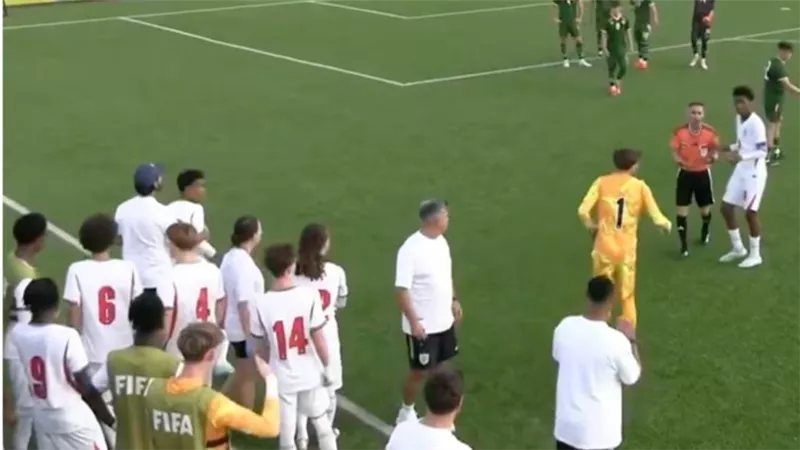 منتخب إنجلترا يغادر أرض الملعب إثر تعرضه لإساءات عنصرية في مونديال الناشئين (فيديو)