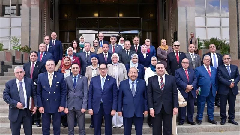 مجلس جامعة القاهرة يناقش تنفيذ توصيات منتدى مصر.. جوائز لأفضل 3 شركات، ويستعرض مشروع الجامعات الرائدة