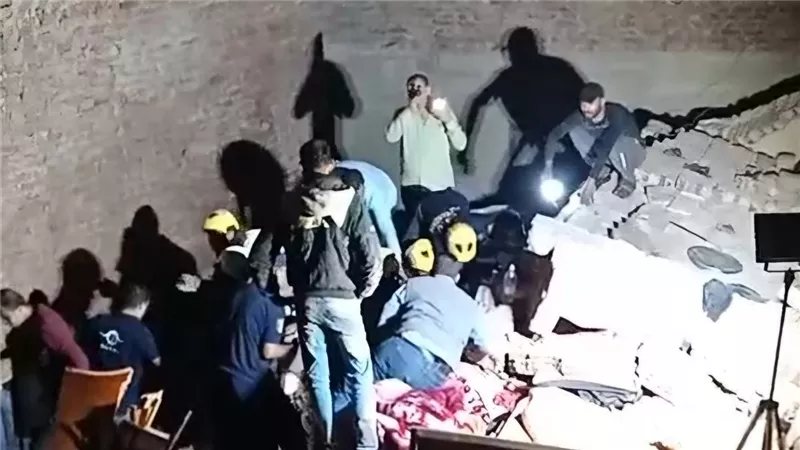 انتشال شخصين من أسفل عقار الإسكندرية المنهار (صور)