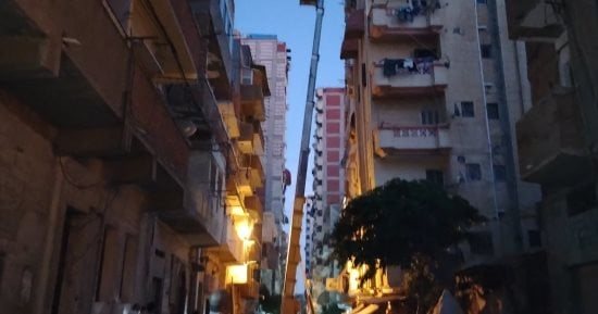 تطورات عاجلة فى عقار أمبروزو الاسكندرية.. إخلاء السكان وتأمين المنطقة تمهيدًا للإزالة.. صور