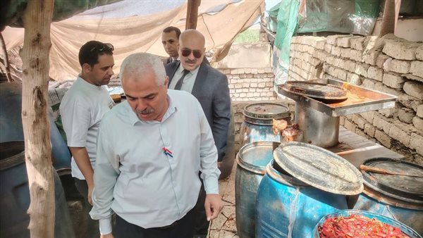 المخلل فيه سم قاتل، هروب صاحب مصنع بعد العثور على ديدان داخل 24 طن مخللات بالمنيا (صور)
