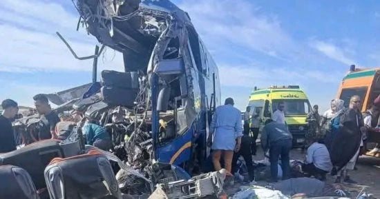 النيابة تعاين حادث تصادم سيارة نقل بأتوبيس على الطريق الصحراوي الغربى