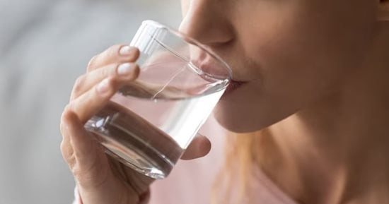 5 مفاهيم خاطئة عن شرب الماء.. هل تحتاج فعلًا إلى 8 أكواب يوميًا؟