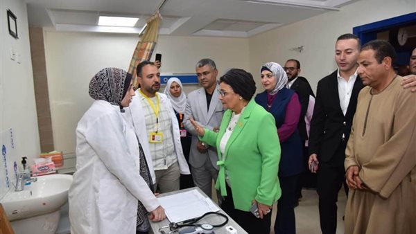 نائب وزير الصحة تتابع تطوير خدمات الأم والطفل بالمنيا والحضانات والحد من القيصريات