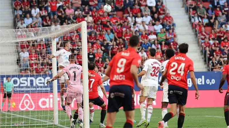 إشبيلية تفوز على أوساسونا 0/2 في الدوري الإسباني