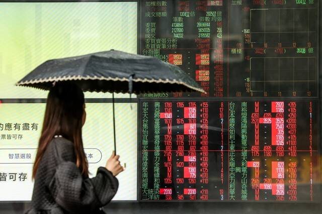 الأسهم الآسيوية تتراجع والنفط يهبط بعد قفزة قياسية