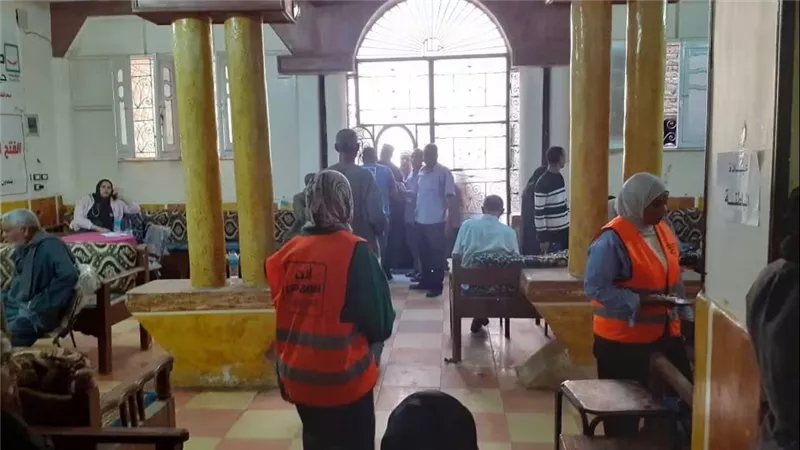 جامعة قنا تقدم خدماتها الطبية والتوعوية لـ 733 حالة بقرى أبو تشت (صور)