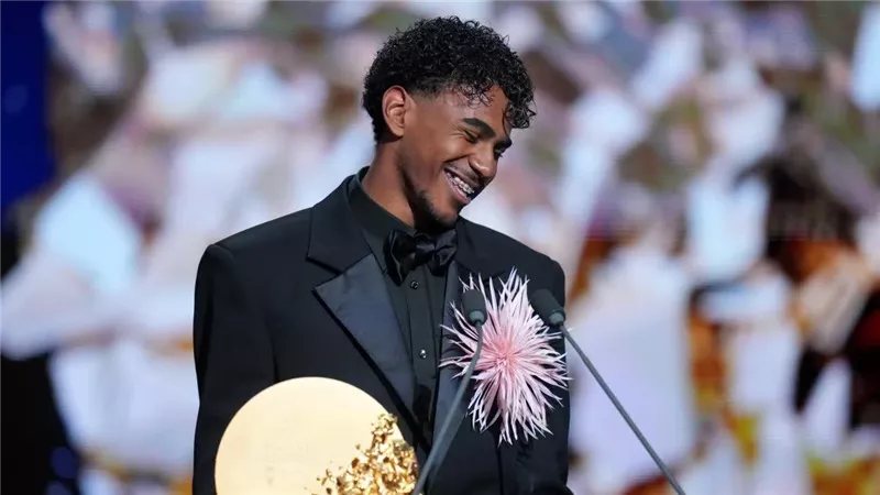 «لم أقصد التقليل منه»، تييري هنري يوضح حقيقة أزمته مع لامين يامال
