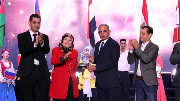 تكريم الفنانة مشيرة إسماعيل، محافظ الإسماعيلية: مهرجان الفنون الشعبية يضعنا على الخريطة العالمية