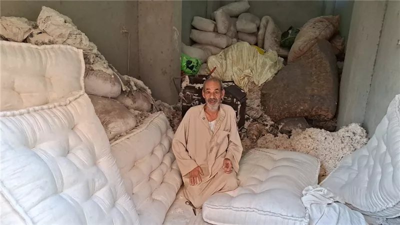 هشتغل لآخر يوم في عمري وما أمدش إيدي لحد، حكاية 55 سنة لـ عم صبحي في مهنة التنجيد بالقليوبية (فيديو)