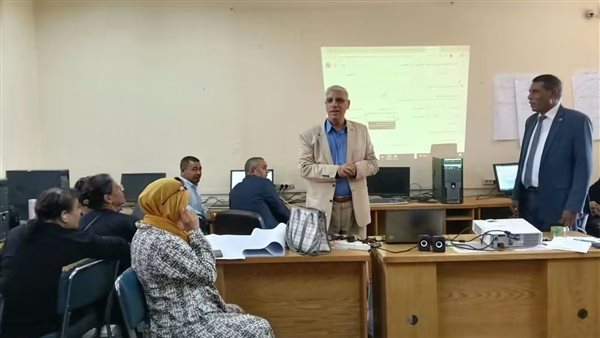 وكيل وزارة التعليم بقنا يتابع تدريب المعلمين على تطبيقات الذكاء الاصطناعي
