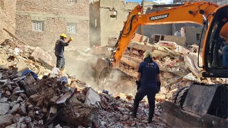 مأساة عقار الإسكندرية المنهار، انتشال جثتي طفلتين وارتفاع الضحايا إلى 3 وفيات