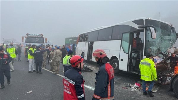 مصرع وإصابة 27 شخصا في حادث اصطدام حافلة سياحية وشاحنة بتركيا