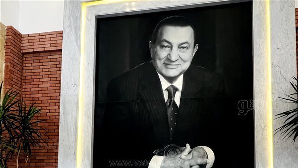 في ذكرى انتصارات أكتوبر، مواطنون يحتفلون أمام ضريح الرئيس الراحل حسني مبارك (فيديو وصور)
