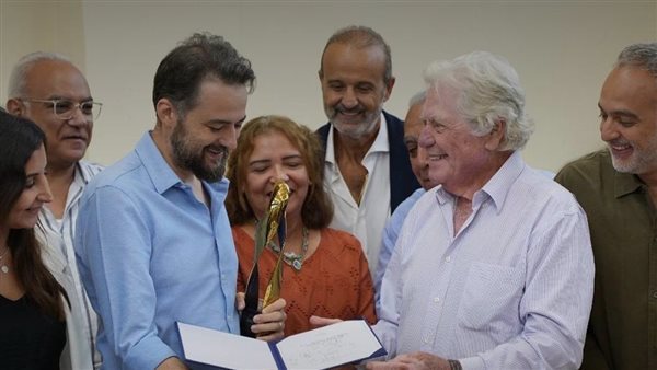 حسين فهمي يسلم جائزة مهرجان طريق الحرير لفريق فيلم "القصص" بمقر القاهرة السينمائي