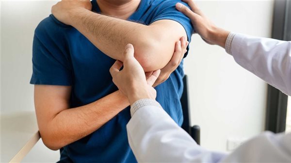 استدراج المرضى عبر مواقع التواصل، تفاصيل 90 بلاغًا ضد خريجي تربية رياضية انتحلوا صفة أخصائي علاج طبيعي (خاص)