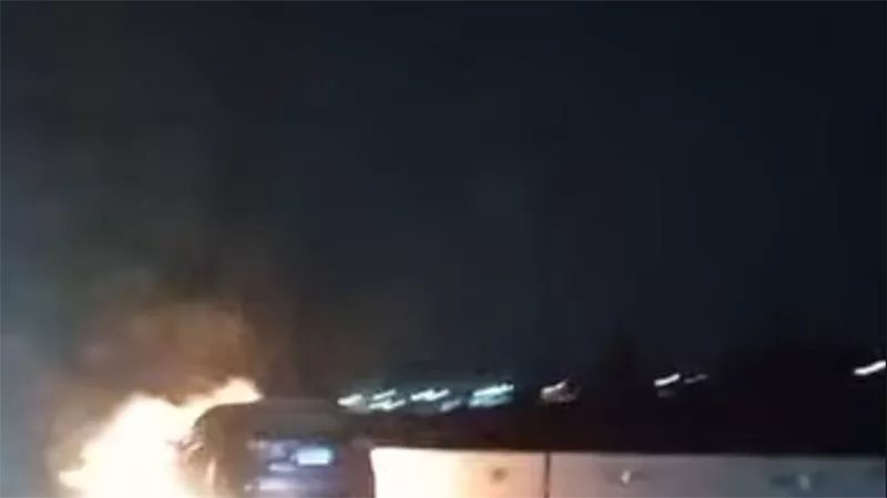 اشتعال النيران في سيارة بطريق شبرا بنها الحر بالقليوبية، والحماية المدنية تتدخل