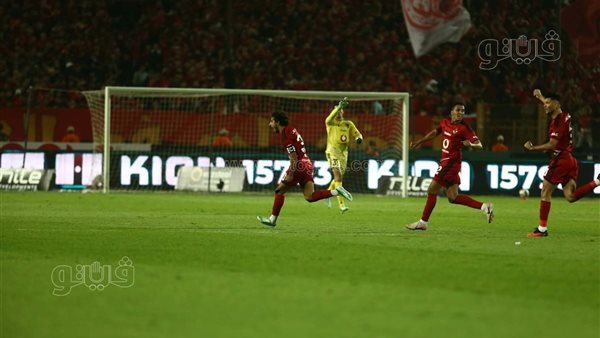 ماذا فعل معتمد جمال مع إمام عاشور بعد احتفاله بهدف الأهلي الثاني أمام دكة الزمالك؟