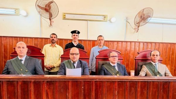 بتهمة الترويع والقتل بأسلحة نارية، "جنايات المنيا" تحيل أوراق 11 متهمًا إلى المفتي