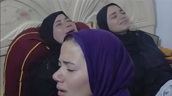 «عايزين نشوف أخونا ونحضنه».. انهيار أسرة محمد لطفي ضحية حادث السودان بالدقهلية
