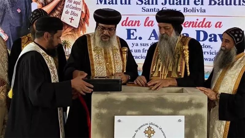 اثنين من أساقفة الأرثوذكسية يضعان حجر الأساس لكنيسة القديس يوحنا المعمدان في بوليفيا