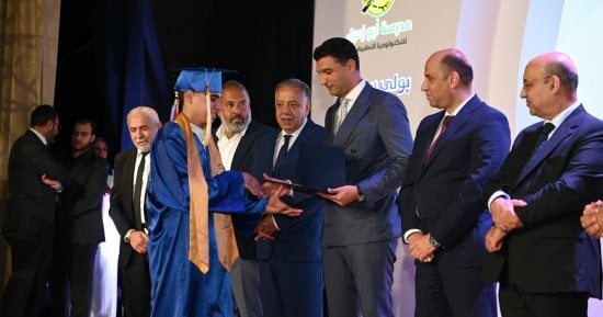 وزير الصناعة يسلم شهادات التخرج وعقود العمل لأول دفعة من مدرسة أبو زعبل