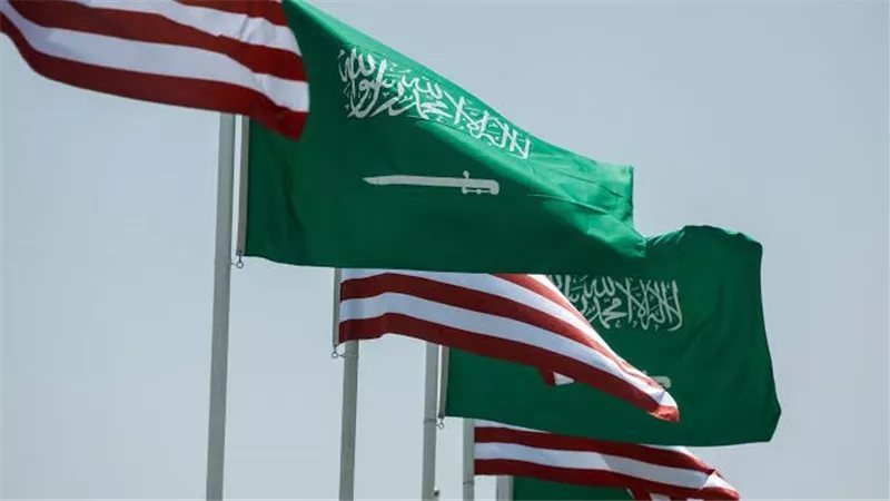 السفارة الأمريكية في الرياض تطلب من الموظفين غير الأساسيين وعائلاتهم مغادرة السعودية