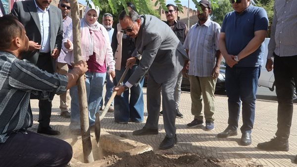 محافظ سوهاج يطلق مبادرة "بصمة خضراء.. اعرف شجرتك"