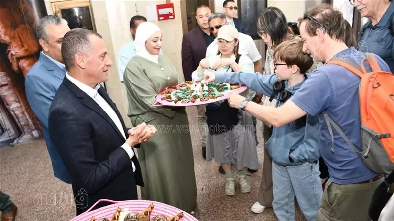 بالهدايا التذكارية والفرعونية، محافظ أسوان يستقبل ضيوف مهرجان تعامد الشمس من الأفواج السياحية (صور)