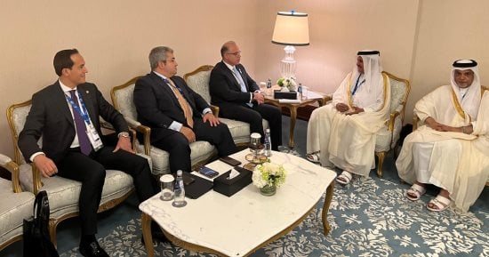 وزير الاستثمار والتجارة الخارجية يلتقي رئيس غرفة تجارة وصناعة قطر