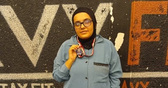 رئيس جامعة بورسعيد يهنئ طالبة حصدت فضية بطولة الجمهورية لرفع الأثقال للمكفوفين