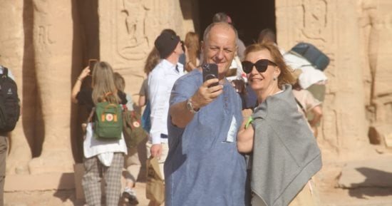 الحب فى حضرة رمسيس.. السائحون يلتقطون صورا تذكارية أمام معبد أبوسمبل
