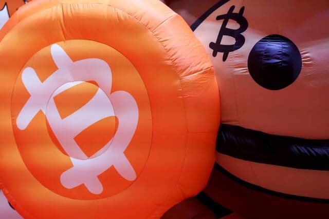 "بيتكوين" ترتفع إلى 84,737 دولاراً بدعم عودة الرافعة المالية
