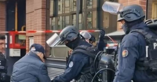 فايننشال تايمز: الاحتجاجات فى فرنسا كشفت مدى هشاشة سلطاتها الحاكمة